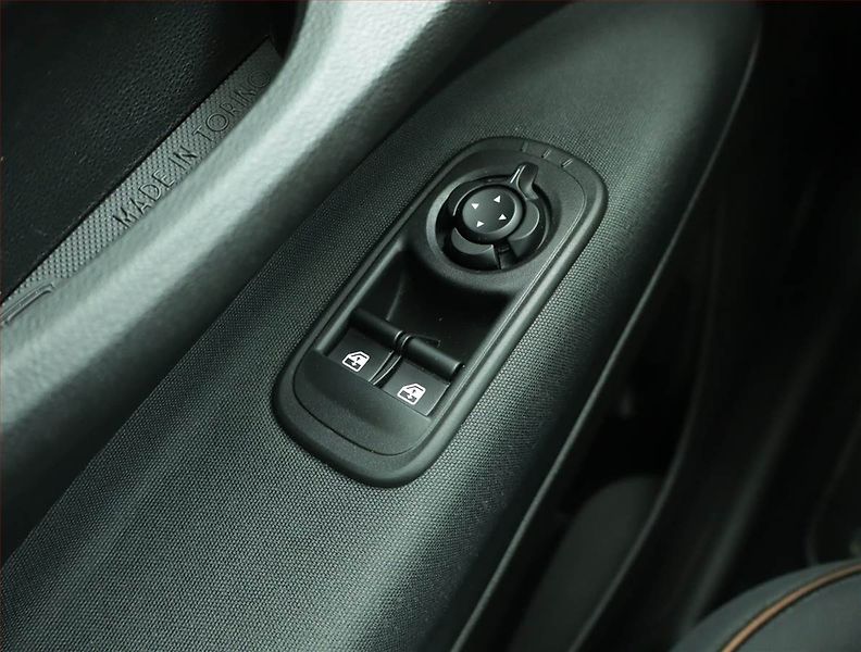 Fiat 500e (2023) 42 kWh, SoH 94% - fotka 14 z 18