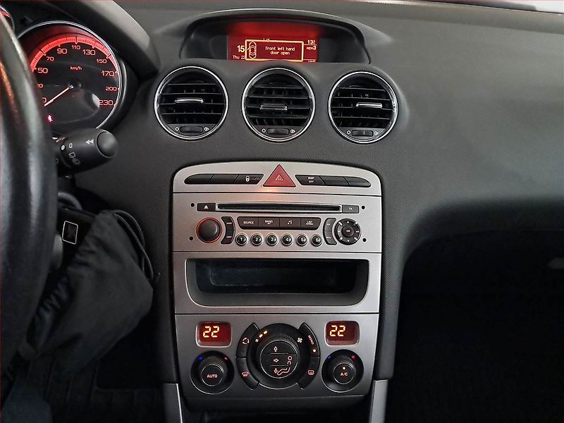 Peugeot 308 (2012) 1.6 HDi, 7 míst, po STK - fotka 12 z 19