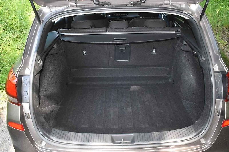 Tříletý exemplář Hyundai i30 kombi může novému majiteli dobře sloužit ještě dlouhou dobu.
