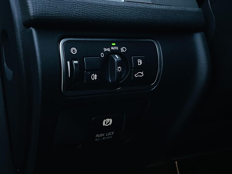 Volvo XC60 2.0D 5VÁLEC AUT TAŽNÉ VÝHŘEV - fotka 35 z 43