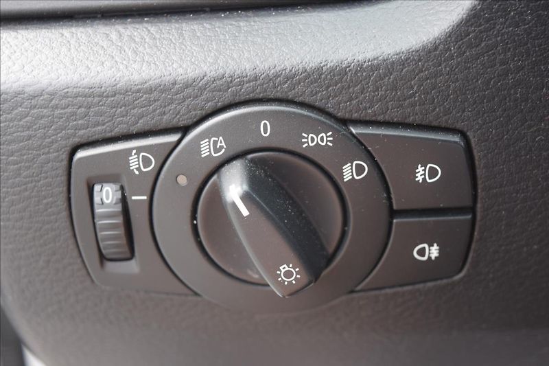 BMW X1 2,0 d 105KW 4X4 TAŽNÉ ALU - fotka 32 z 46