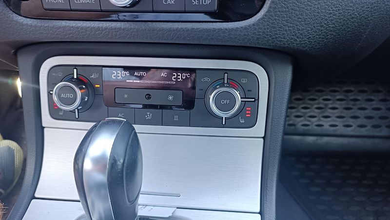 Volkswagen Touareg 3,0TDi 176kW Nové v ČR - fotka 12 z 44
