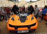Luxusní supersporty projely západ Čech, milionové rarity přibrzdily v Kynžvartu