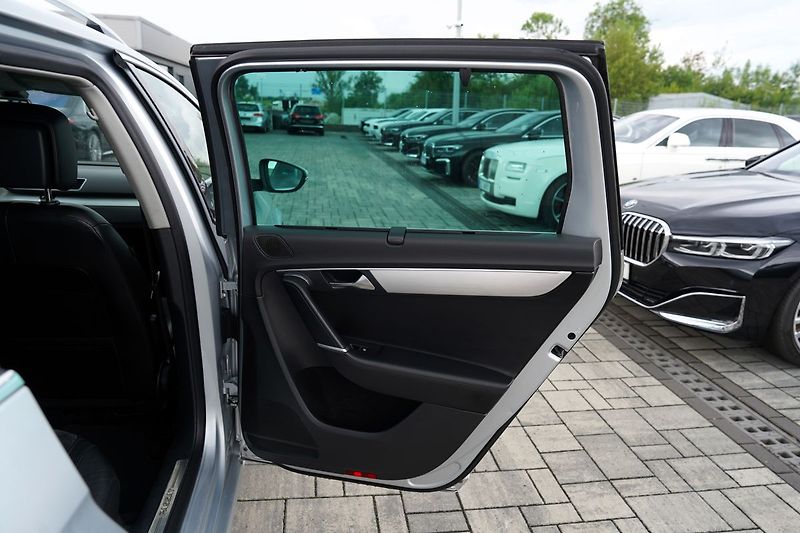 Volkswagen Passat 2.0 TDI 4Motion DSG/16Al./170P - fotka 17 z 38