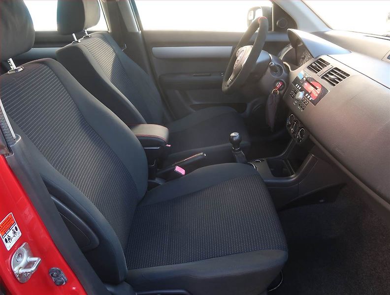 Suzuki Swift (2008) 1.3 i, Vyhř. sedaček - fotka 9 z 17