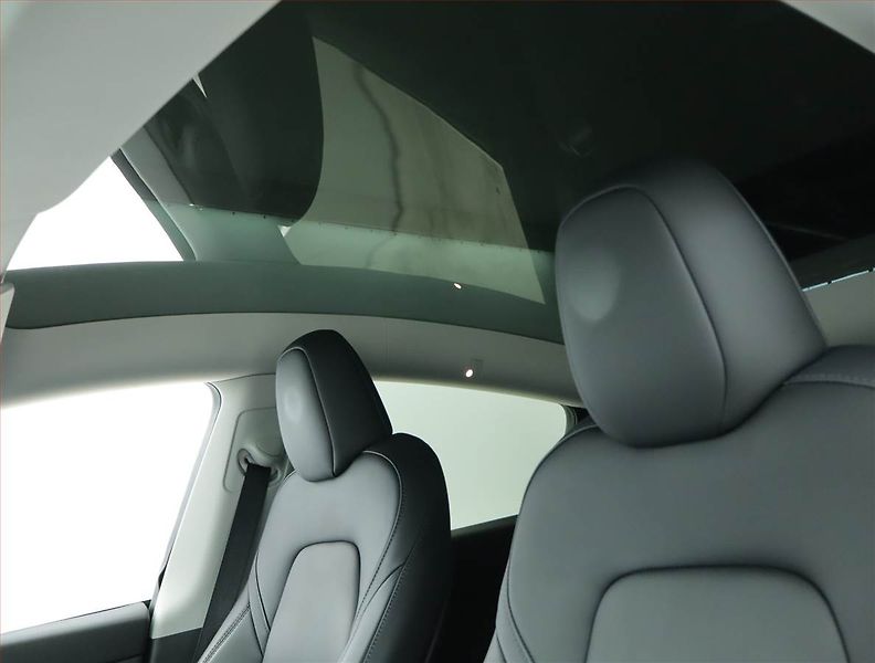 Tesla Model Y (2023) RWD LFP 60kWh, SoH 97% - fotka 22 z 24
