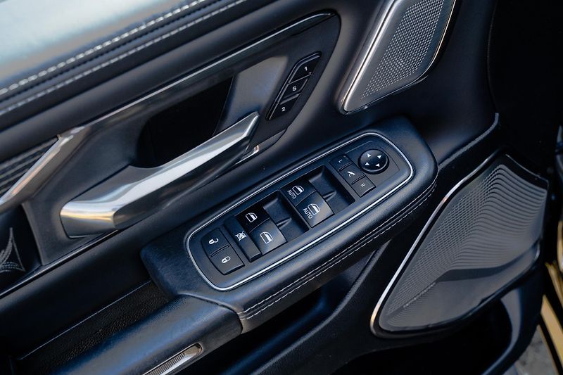 Dodge RAM (2023) 1500 5.7 HEMI V8 LIMITED/NIGHT - fotka 13 z 24