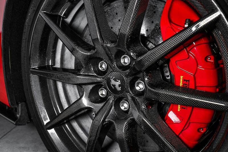 Ferrari SF90 Lift, karbon, metalíza - fotka 11 z 36