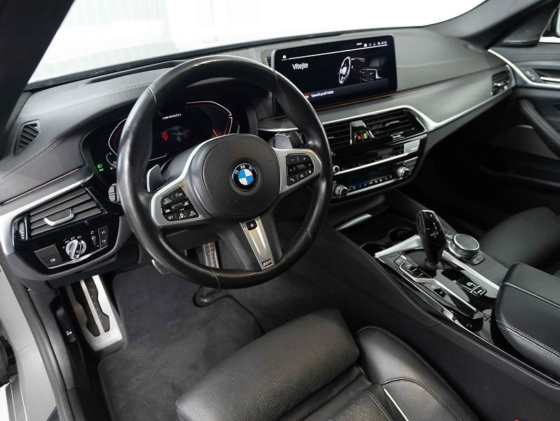 BMW Řada 5 M550i xDrive - fotka 11 z 23