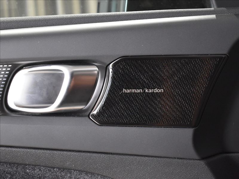Volvo XC40 2,0 B4 AWD R-design BLIS - fotka 16 z 25