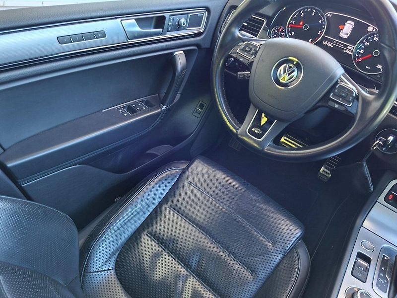 Volkswagen Touareg (2015) 4.2TDI 250kW R-LINE -ČR - fotka 11 z 48