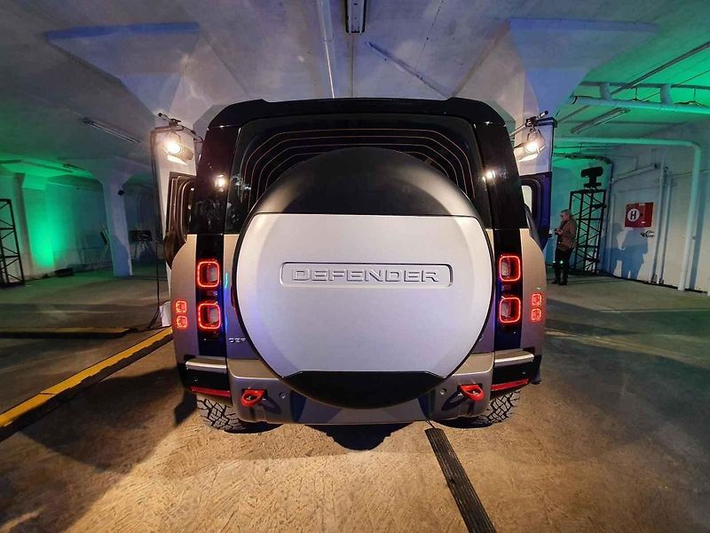 Land Rover Defender se představil v bývalé Pragovce v pražských Vysočanech.