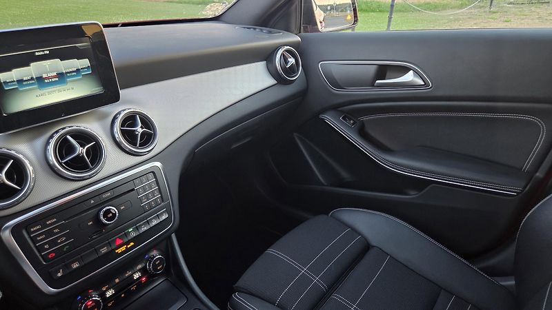 Mercedes-Benz GLA (2015)  220d 7G-DCT 4MATIC AMG Styl - fotka 19 z 31