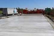 Poslední letošní opravovaný úsek dálnice D5 dostává nový cemento-betonový povrch.