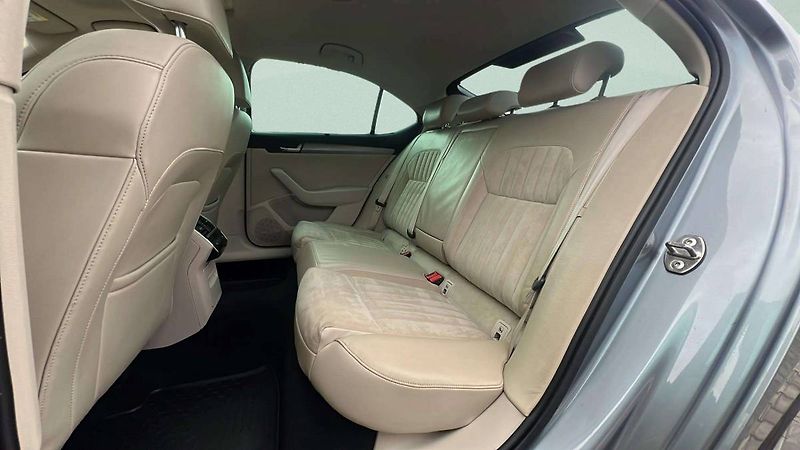 Škoda Superb Liftback 2.0 TDI DSG 140kW 6AT - fotka 29 z 36