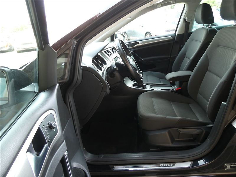 Volkswagen Golf 1,6 TDi 77kW serviska, xenony - fotka 21 z 50