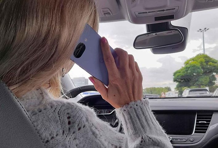 Dopravní policisté ve Spolkové zemi Porýní-Falc vyzkoušeli systém MONOcam odhalující řidiče, kteří používají za jízdy mobilní telefon.