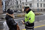 Policisté během preventivních akcí rozdávají reflexní pásky.