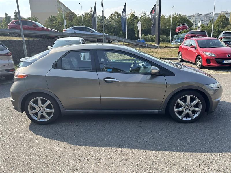 Honda Civic 1,8 V-Tec 103kW 1.ČR SERVISKA - fotka 6 z 31