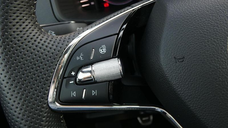 Škoda Karoq 1,5 TSI Sportline - fotka 12 z 23
