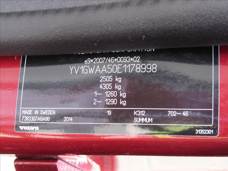 Volvo V60 2,4 D6 AWD Plug-in Hybrid - fotka 36 z 41