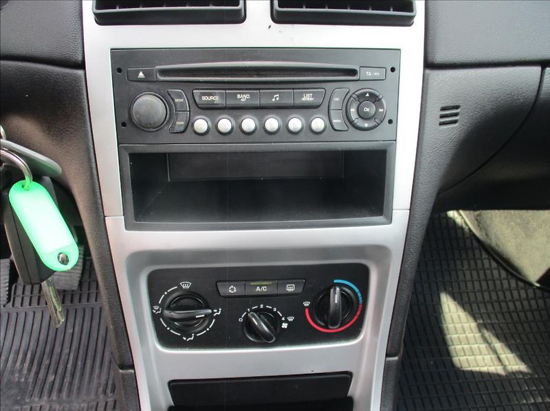 Peugeot 307 1,6 HDi SW, klima,servis,tažné - fotka 16 z 27