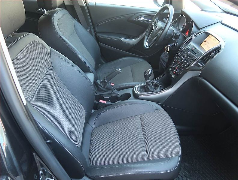 Opel Astra (2012) 1.4 T, Xenony, Tempomat - fotka 9 z 17