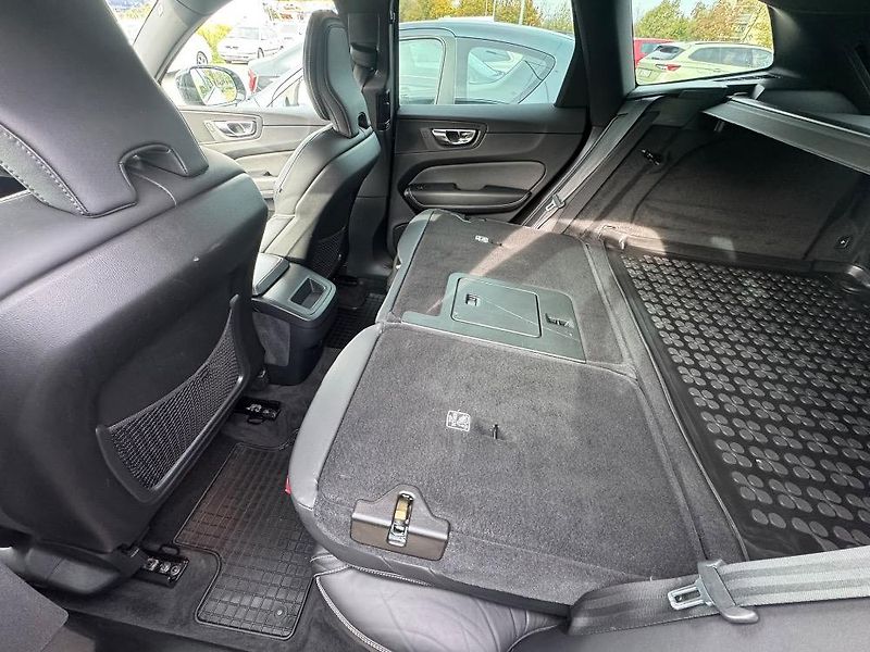 Volvo XC60 (2020) XC60 B4 Drive-E mHEV aut. Mome - fotka 17 z 27