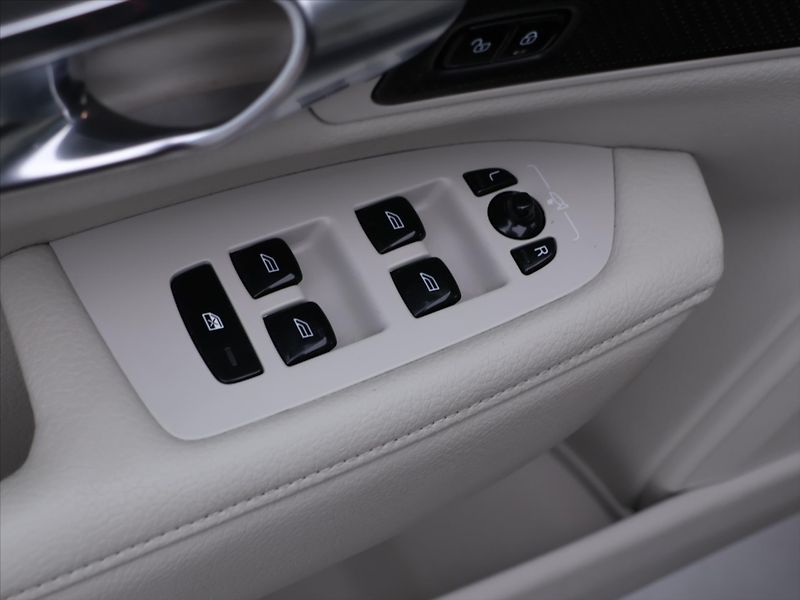 Volvo V90 2,0 D4 140kW Drive-E Momentum - fotka 15 z 29