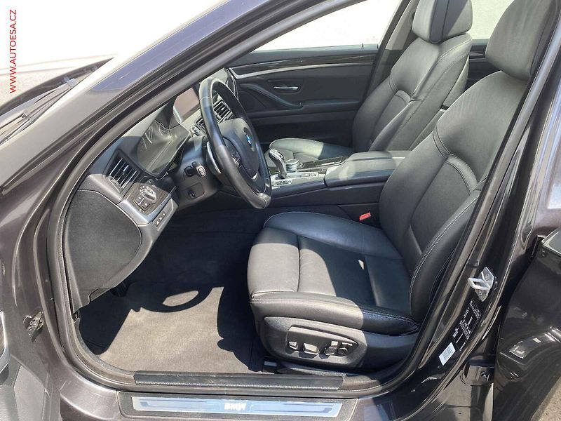 BMW Řada 5 (2015) 3.0 D 530D, LuxuryLine, AT - fotka 9 z 20