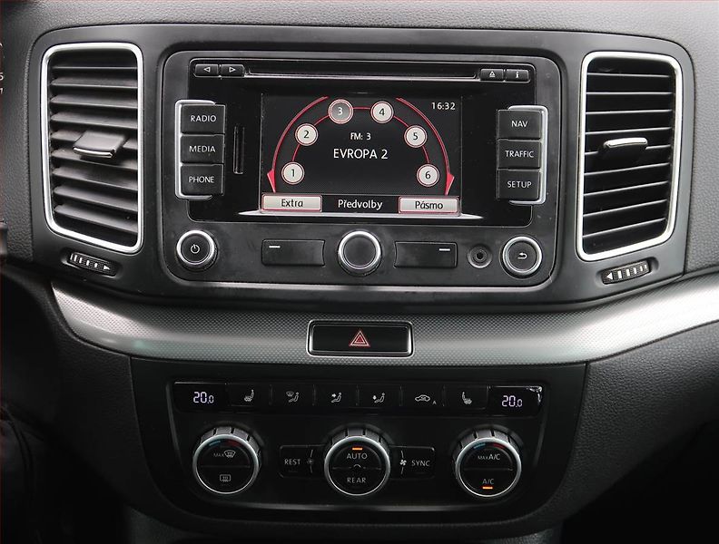 Volkswagen Sharan (2015) 2.0 TDI, 7 míst, Navi - fotka 12 z 28