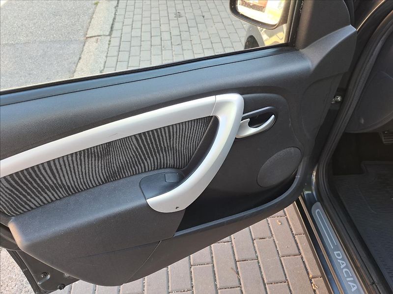 Dacia Sandero 1,2 16V klima - fotka 17 z 39