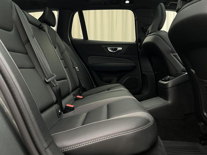 Volvo V60 T6 AWD DARK PLUS 1. maj. - fotka 22 z 49