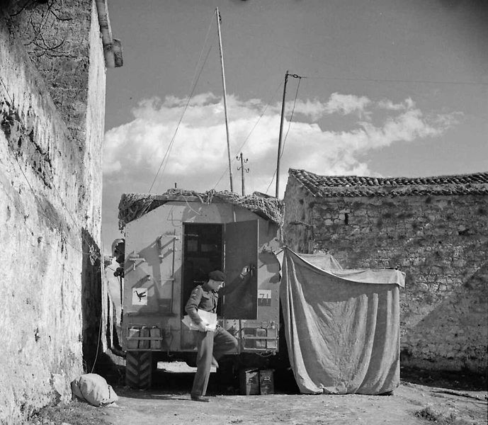 Obrněné velitelské vozidlo Dorchester Československé samostatné obrněné brigády ve Velké Británii při květnov přehlídce v Praze v roce 1945.