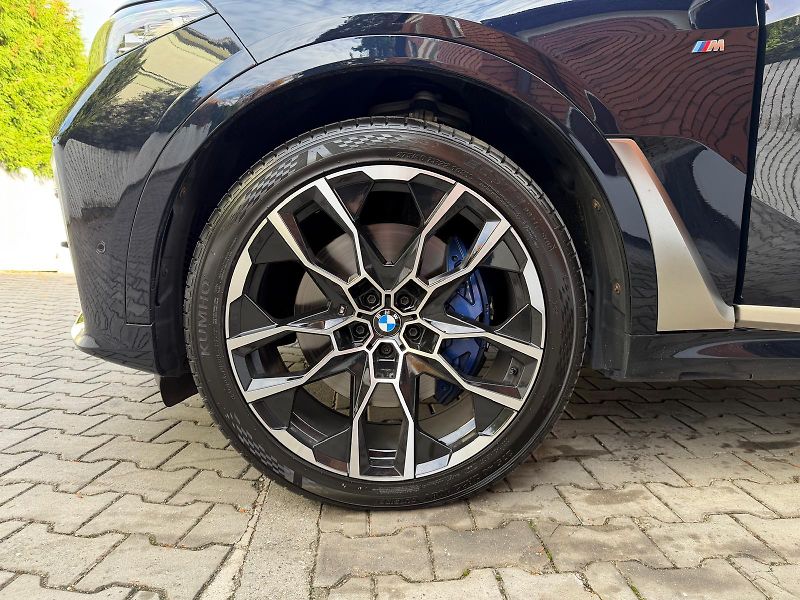 BMW X7 M50xD-R22-PANO-H&K-ČR-TOP STAV - fotka 53 z 53