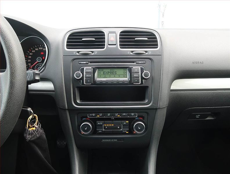 Volkswagen Golf (2011) 1.4 16V, Vyhř. sedaček - fotka 12 z 14