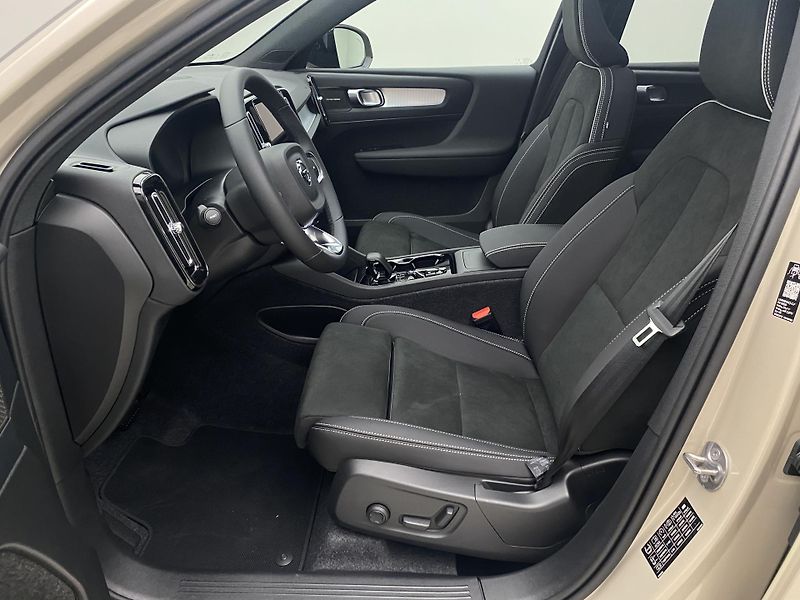 Volvo XC40 (2026) B3 AUT DARK PLUS - fotka 3 z 60