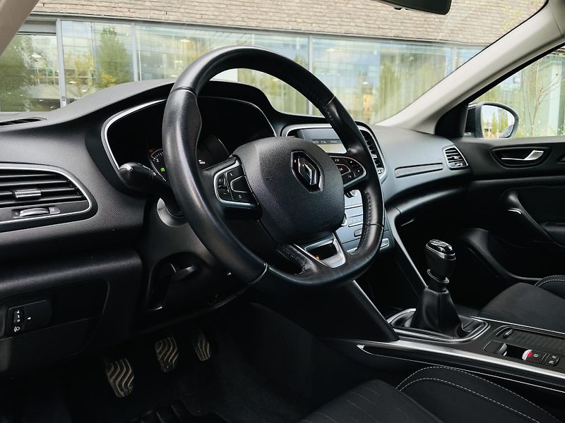 Renault Mégane 1.5dCI MANUÁL TAŽNÉ SERVISKA - fotka 26 z 44