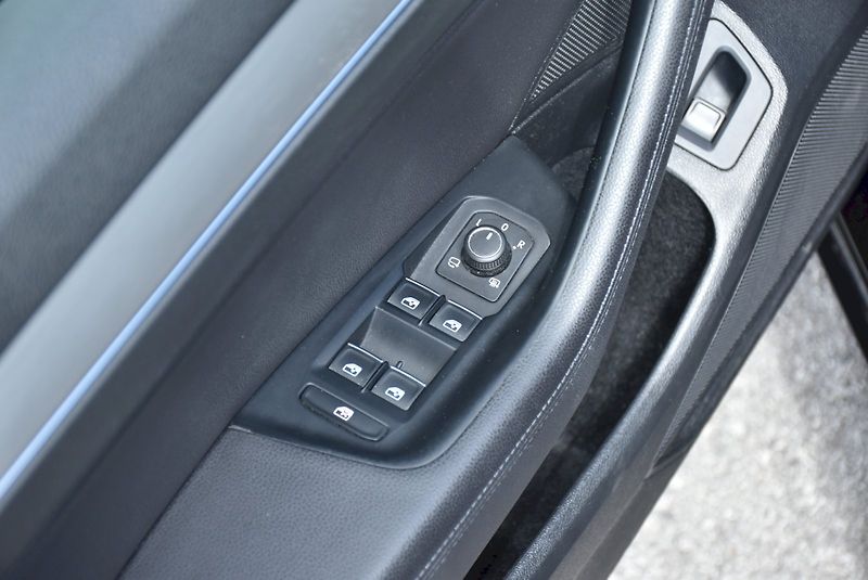 Volkswagen Passat (2017) HIGHLINE 2.0 BiTDI 176kW DSG 4 - fotka 31 z 31