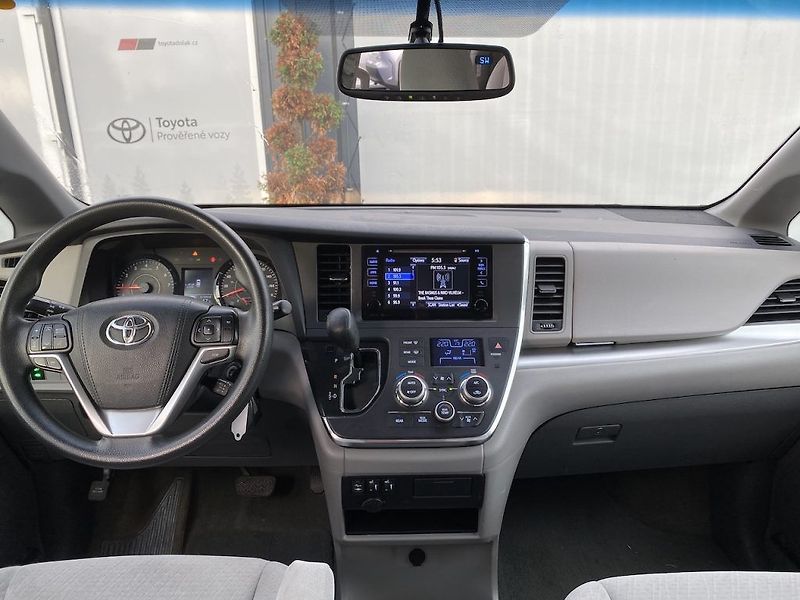 Toyota Sienna 3.5i V6, automat, 4x4, STK - fotka 14 z 28