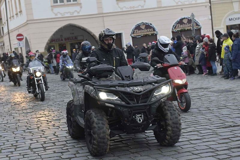 Štědrodenní motorkářská vyjížďka se srazem na Karlově náměstí v Kolíně.
