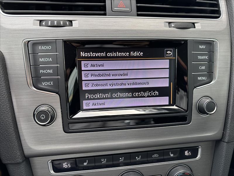 Volkswagen Golf 1,4 TSi AT Highline NAVI KAMER - fotka 28 z 47