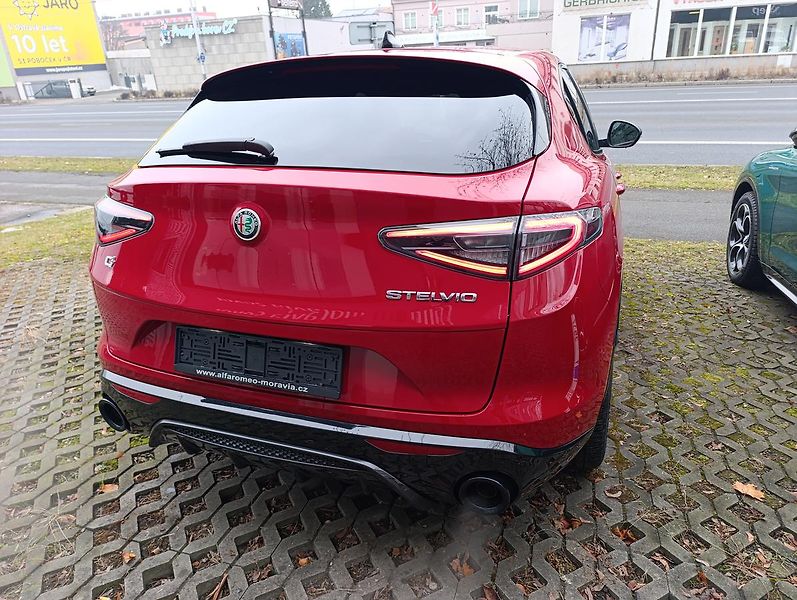 Alfa Romeo Stelvio Veloce 2,0 Turbo 280k AWD - fotka 6 z 32