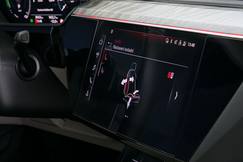 Audi e-tron 55 300kW S-Line Tažné Panorama - fotka 34 z 47