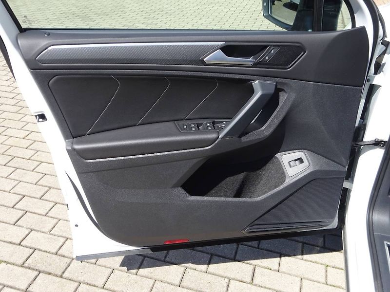 Volkswagen Tiguan (2023) 1,5 TSi/110kW R-Line DSG - fotka 12 z 27
