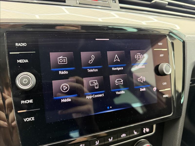 Volkswagen Passat 2,0 TDI, LED, DSG, MirrorLink - fotka 25 z 33