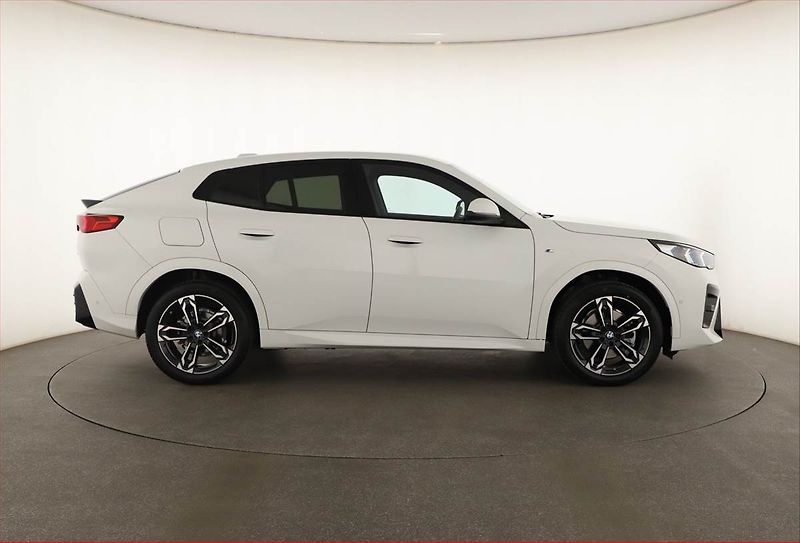 BMW X2 (2025) sDrive20i - fotka 6 z 27