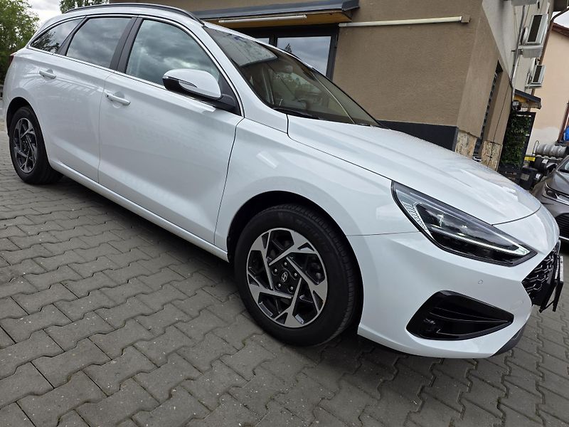 Hyundai i30 1.5-1.MAJITEL-NAVI-KAMERA - fotka 4 z 26