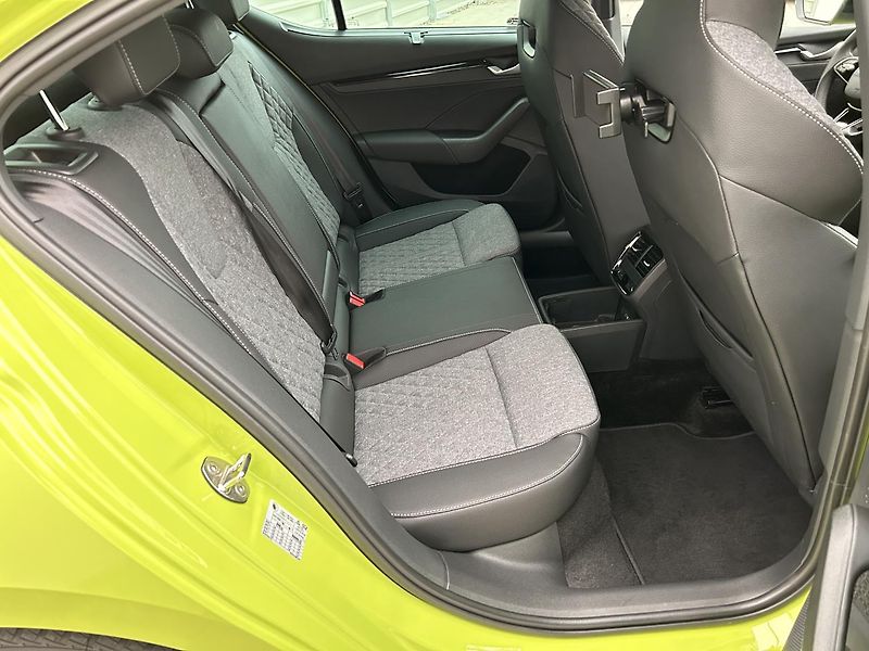 Škoda Octavia 2.0 TDI SportLine - fotka 25 z 28