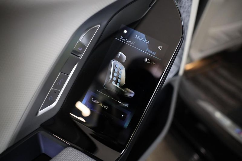 BMW i7 M70 - fotka 30 z 38